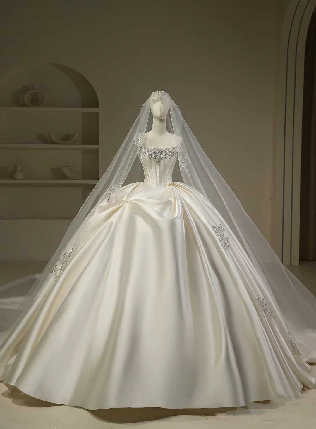 A Sleeveless Ball Gown with Fishbone Satin & beaded Lace - 图片 2