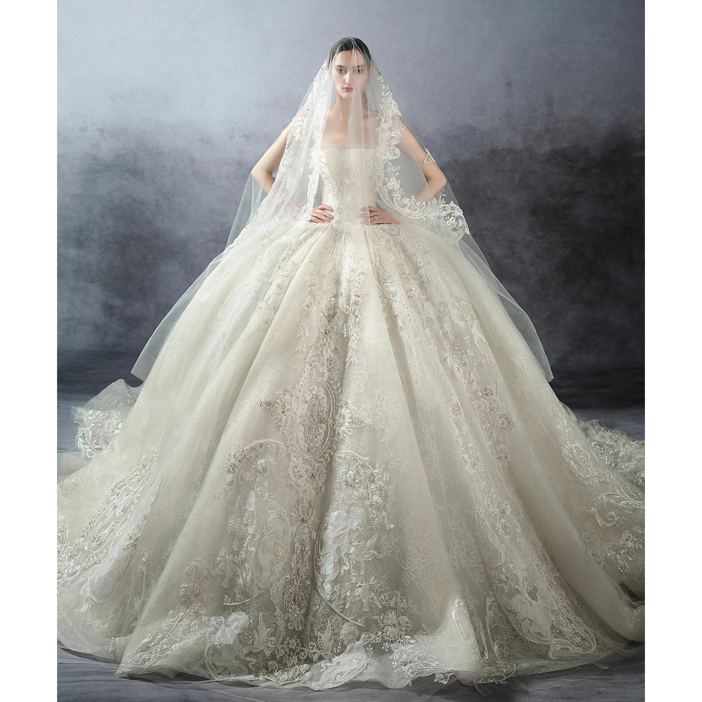 The Grand Duchess: An Ivory Off-Shoulder Ball Gown with Court Vintage Elegance - 图片 2