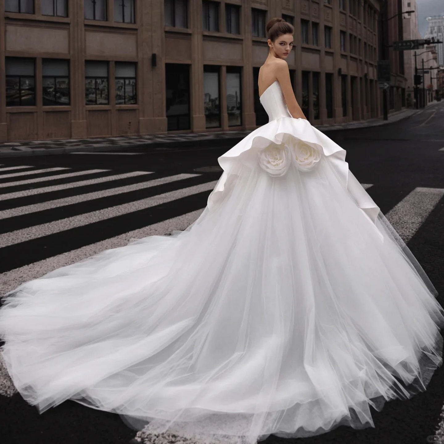 Romantic Off-Shoulder 3D Flower Wedding Dress in Soft Tulle & Satin - 图片 3