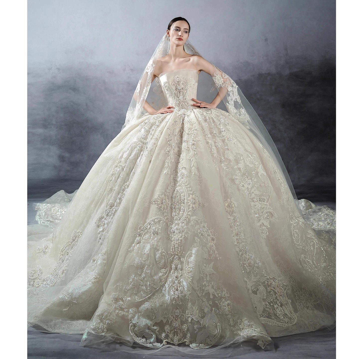 The Grand Duchess: An Ivory Off-Shoulder Ball Gown with Court Vintage Elegance - 图片 3