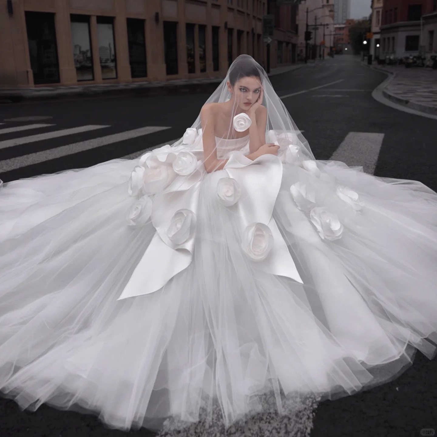 Romantic Off-Shoulder 3D Flower Wedding Dress in Soft Tulle & Satin - 图片 4