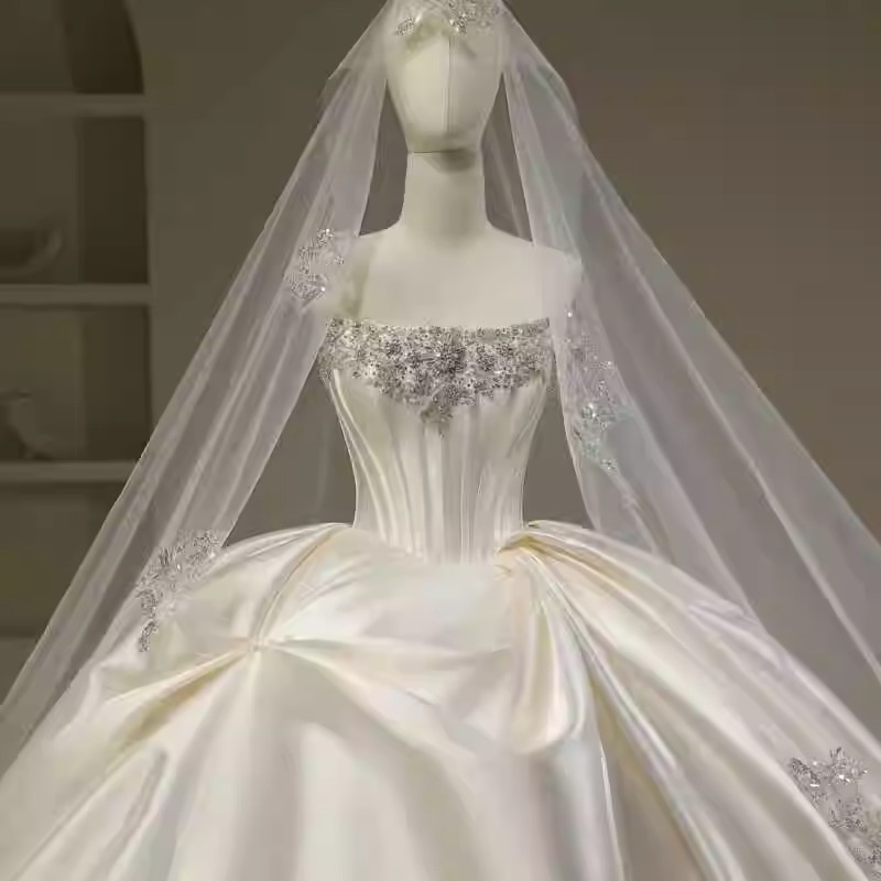 A Sleeveless Ball Gown with Fishbone Satin & beaded Lace - 图片 4