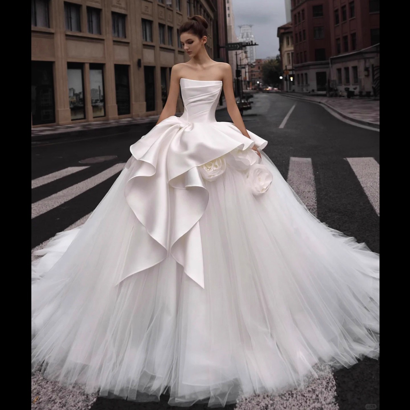 Romantic Off-Shoulder 3D Flower Wedding Dress in Soft Tulle & Satin - 图片 5
