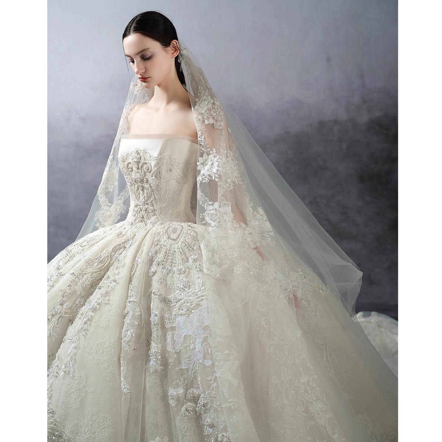 The Grand Duchess: An Ivory Off-Shoulder Ball Gown with Court Vintage Elegance - 图片 5