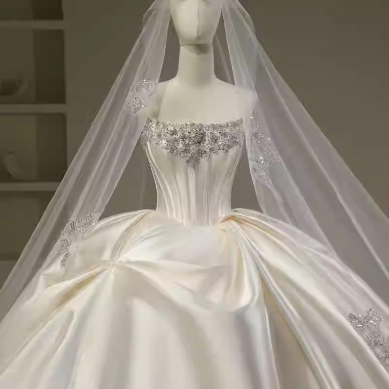 A Sleeveless Ball Gown with Fishbone Satin & beaded Lace - 图片 5