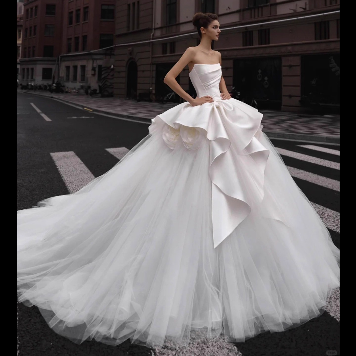 Romantic Off-Shoulder 3D Flower Wedding Dress in Soft Tulle & Satin - 图片 6