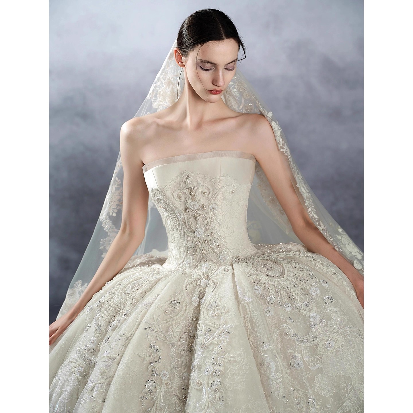 The Grand Duchess: An Ivory Off-Shoulder Ball Gown with Court Vintage Elegance - 图片 7