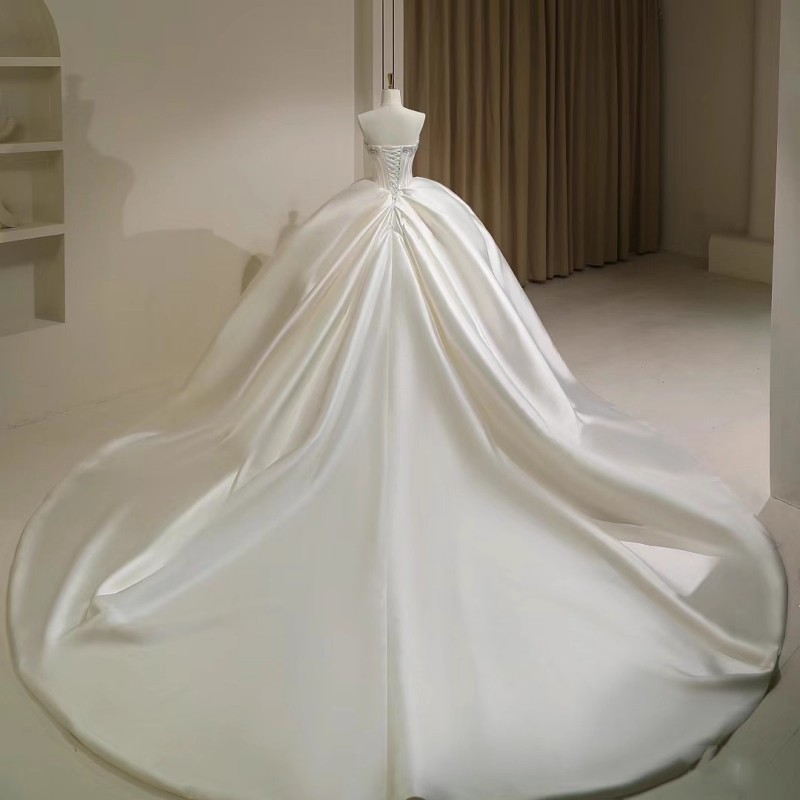 A Sleeveless Ball Gown with Fishbone Satin & beaded Lace - 图片 7