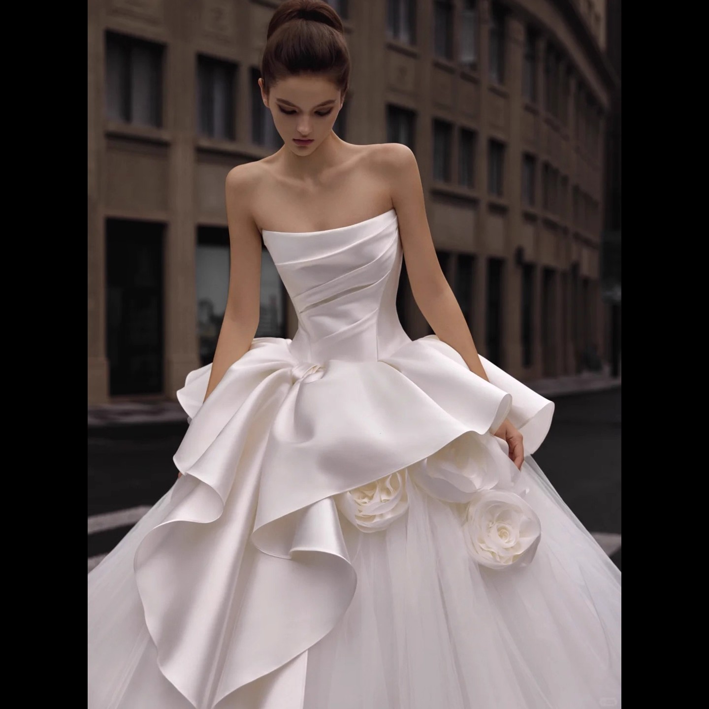 Romantic Off-Shoulder 3D Flower Wedding Dress in Soft Tulle & Satin - 图片 7