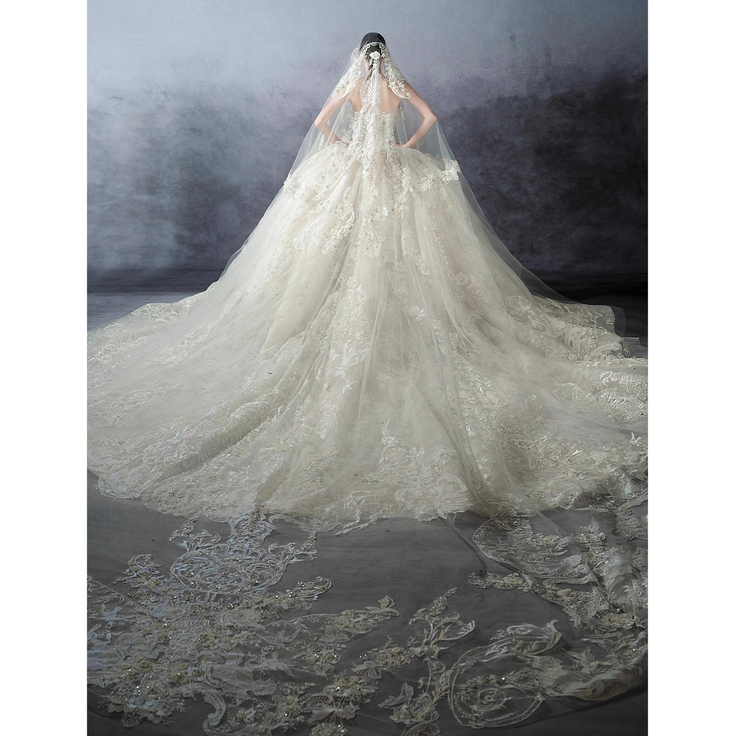 The Grand Duchess: An Ivory Off-Shoulder Ball Gown with Court Vintage Elegance - 图片 8