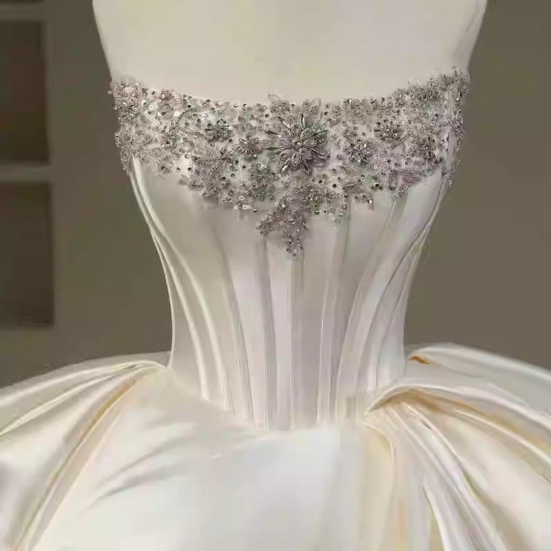 A Sleeveless Ball Gown with Fishbone Satin & beaded Lace - 图片 6