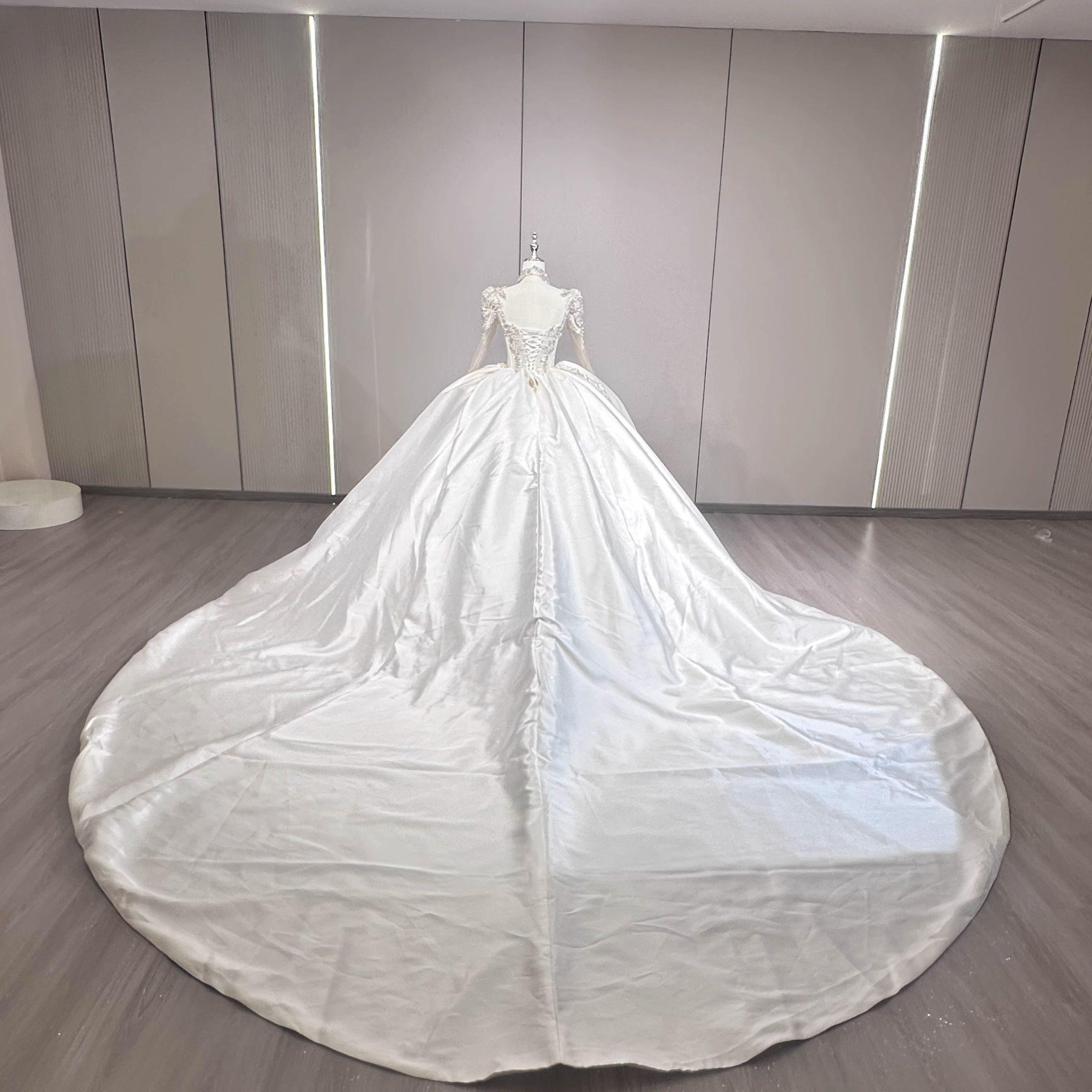 Elara - Satin Ball Gown Wedding Dress with Long Sleeves & Crystal Detailing - 图片 8