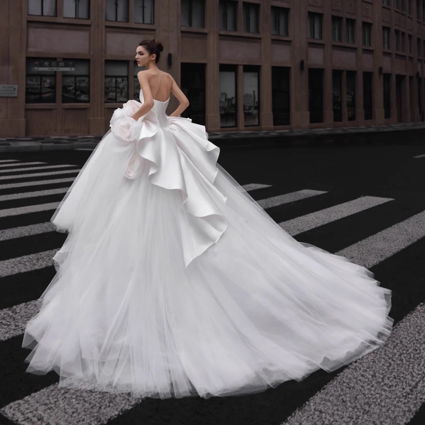 Romantic Off-Shoulder 3D Flower Wedding Dress in Soft Tulle & Satin - 图片 8