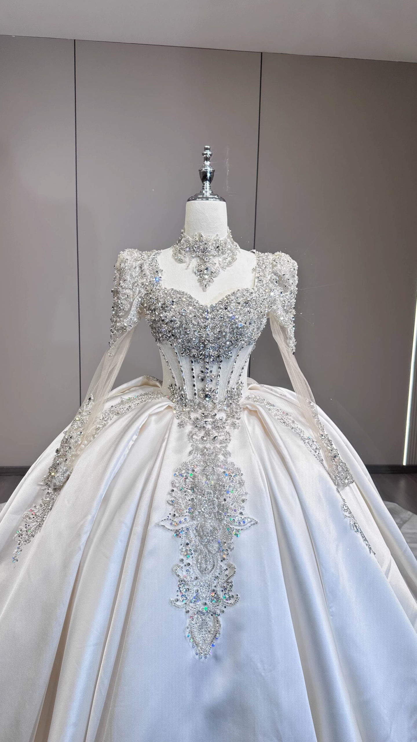 Elara - Satin Ball Gown Wedding Dress with Long Sleeves & Crystal Detailing - 图片 3