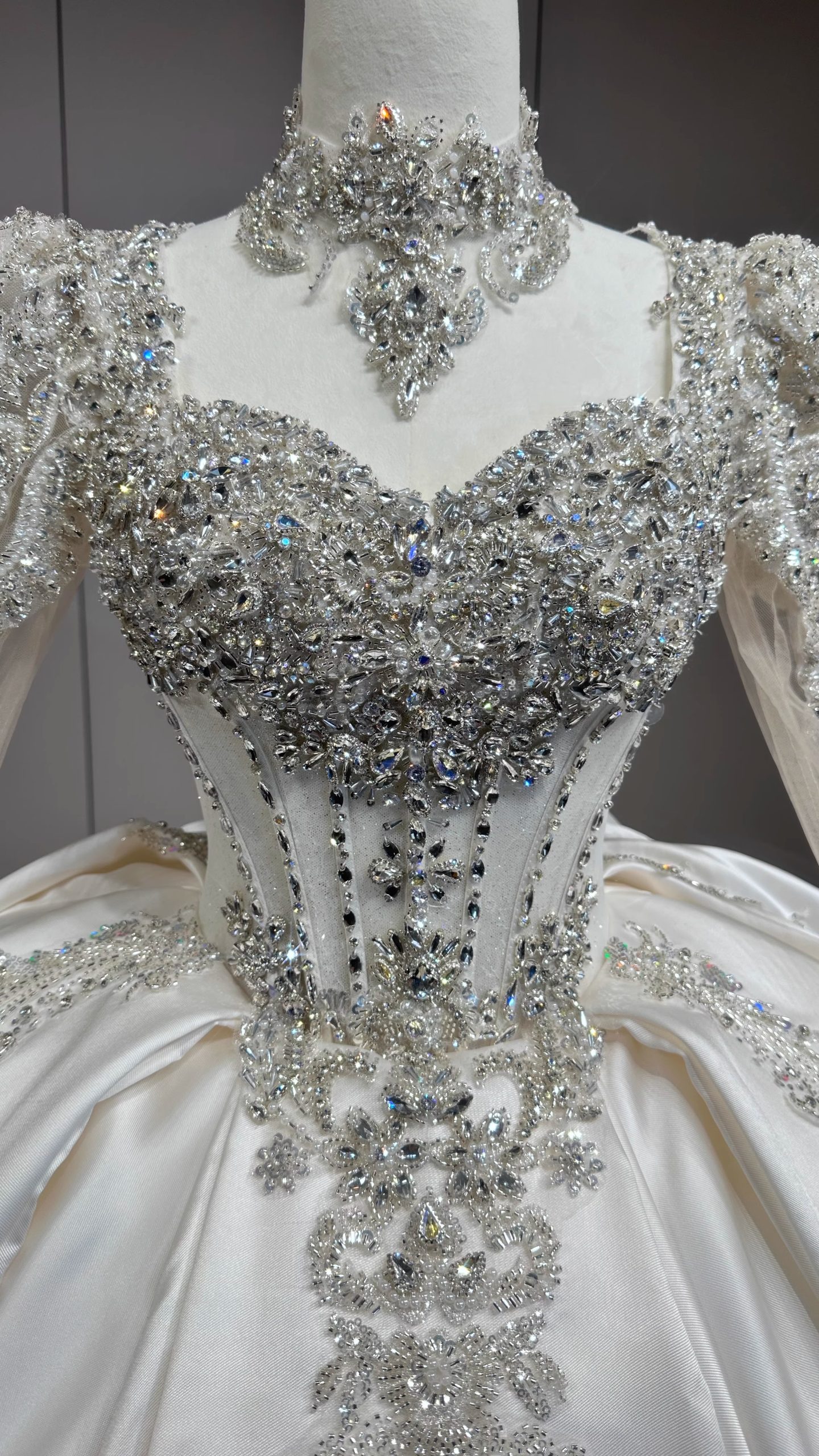 Elara - Satin Ball Gown Wedding Dress with Long Sleeves & Crystal Detailing - 图片 4