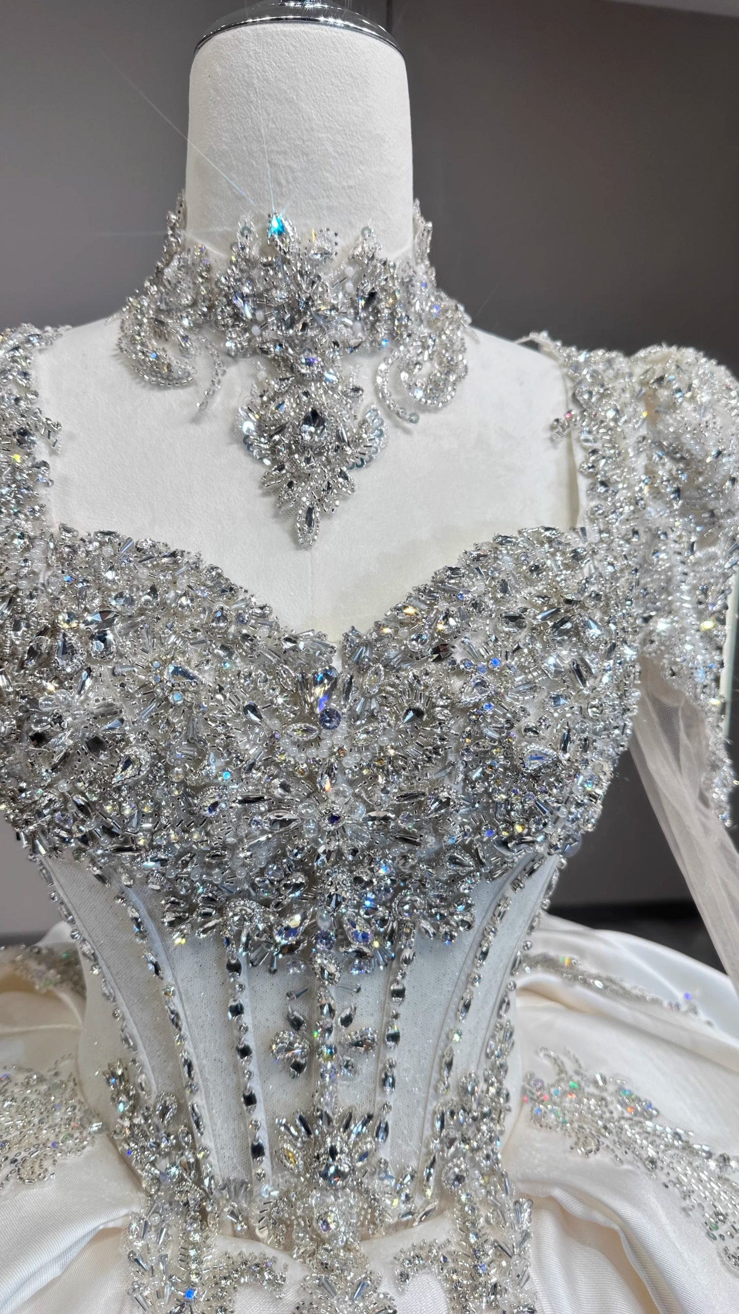 Elara - Satin Ball Gown Wedding Dress with Long Sleeves & Crystal Detailing - 图片 5