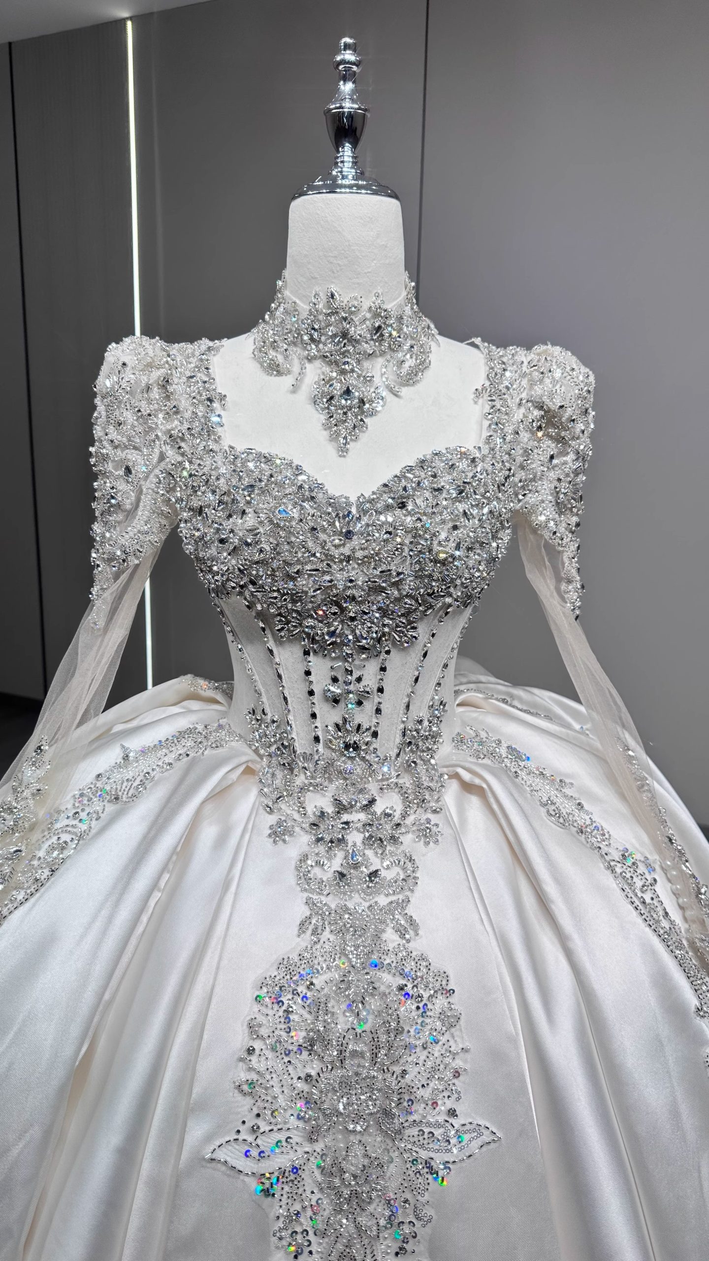 Elara - Satin Ball Gown Wedding Dress with Long Sleeves & Crystal Detailing - 图片 6