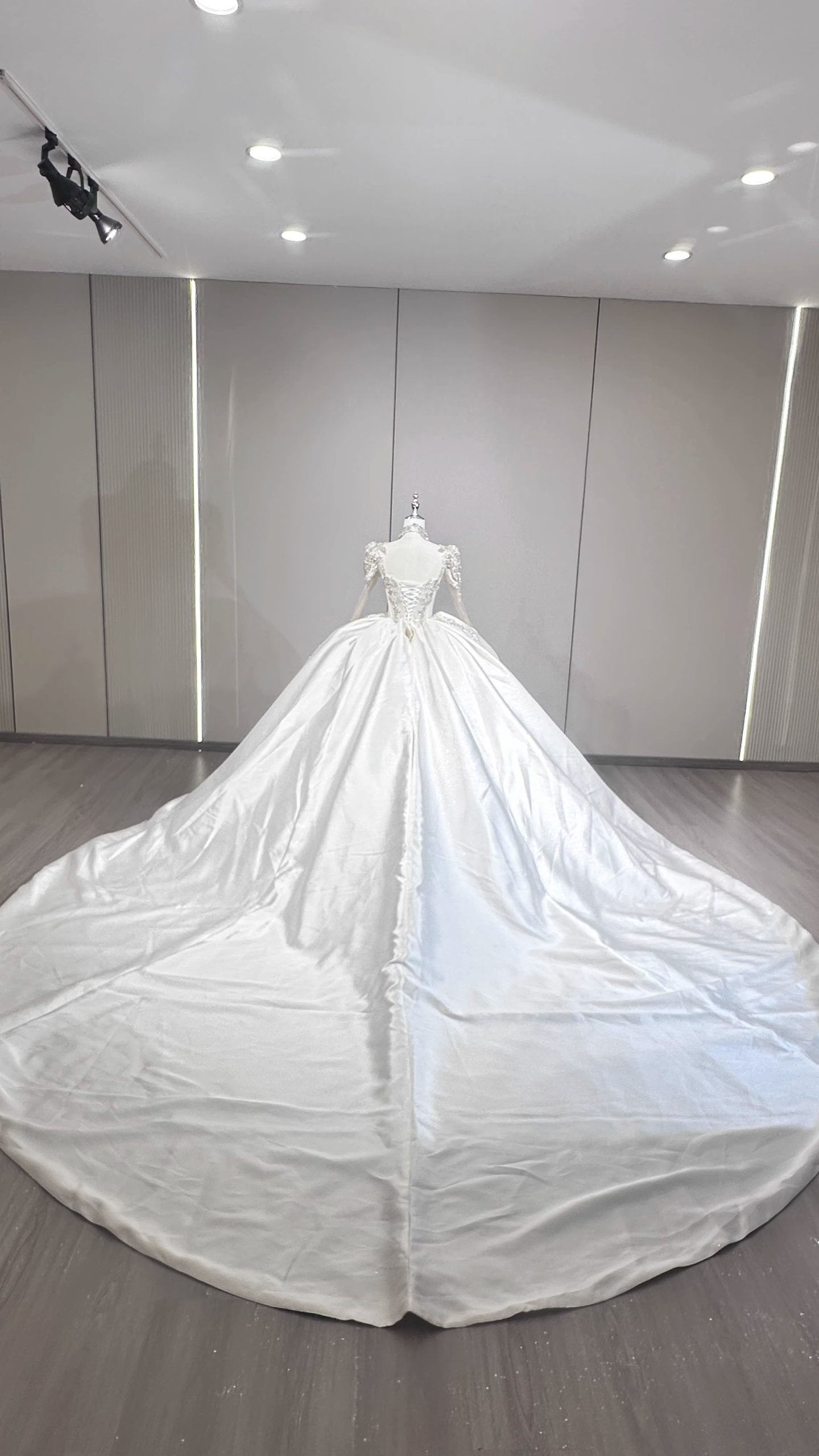 Elara - Satin Ball Gown Wedding Dress with Long Sleeves & Crystal Detailing - 图片 7